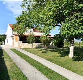 3 Bedroom Villa with Pool & Tennis Court near Sinj, sleeps 8